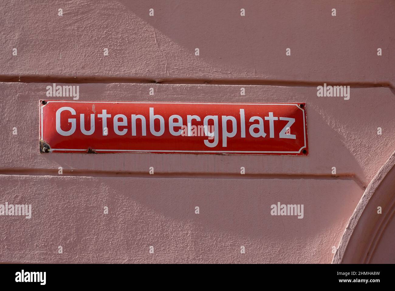 Germania, Renania-Palatinato, Magonza, centro storico, Gutenbergplatz, Cartello rosso 'Gutenbergplatz' su una parete della casa Foto Stock
