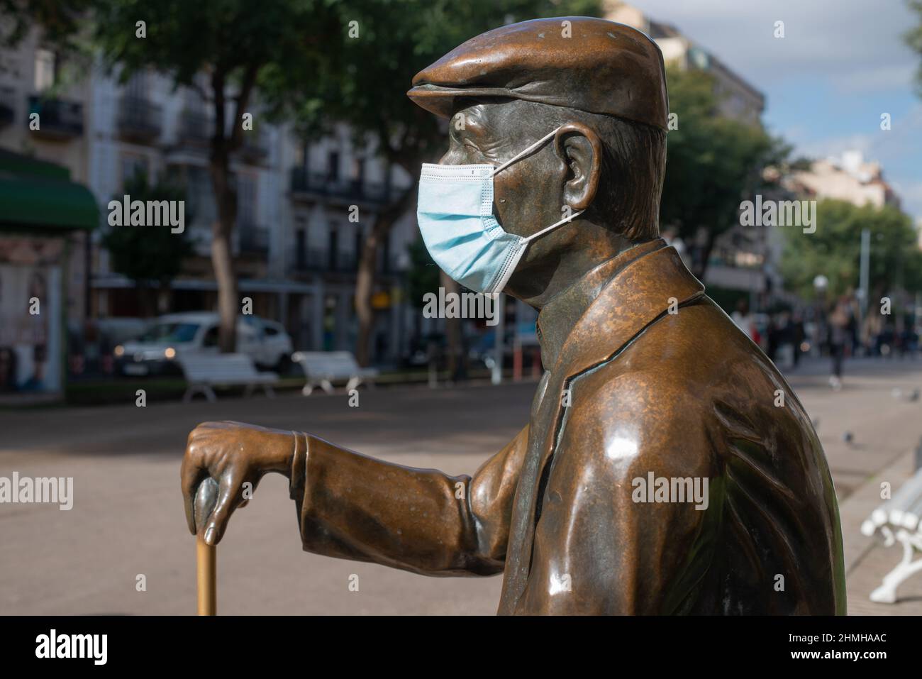 9/2/2020,TARRAGONA,SPAGNA: Vista laterale della scultura di Josep Pau Virgilio con maschera sanitaria in Rambla Nova durante la pandemia del 19 Foto Stock