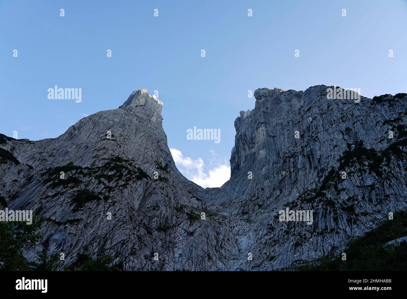 Austria, Tirolo, Monti Kaiser, Wilder Kaiser, Kaiserbachtal, Ellmauer Tor, Predigtstuhl sulla sinistra, banca di carne sulla destra Foto Stock