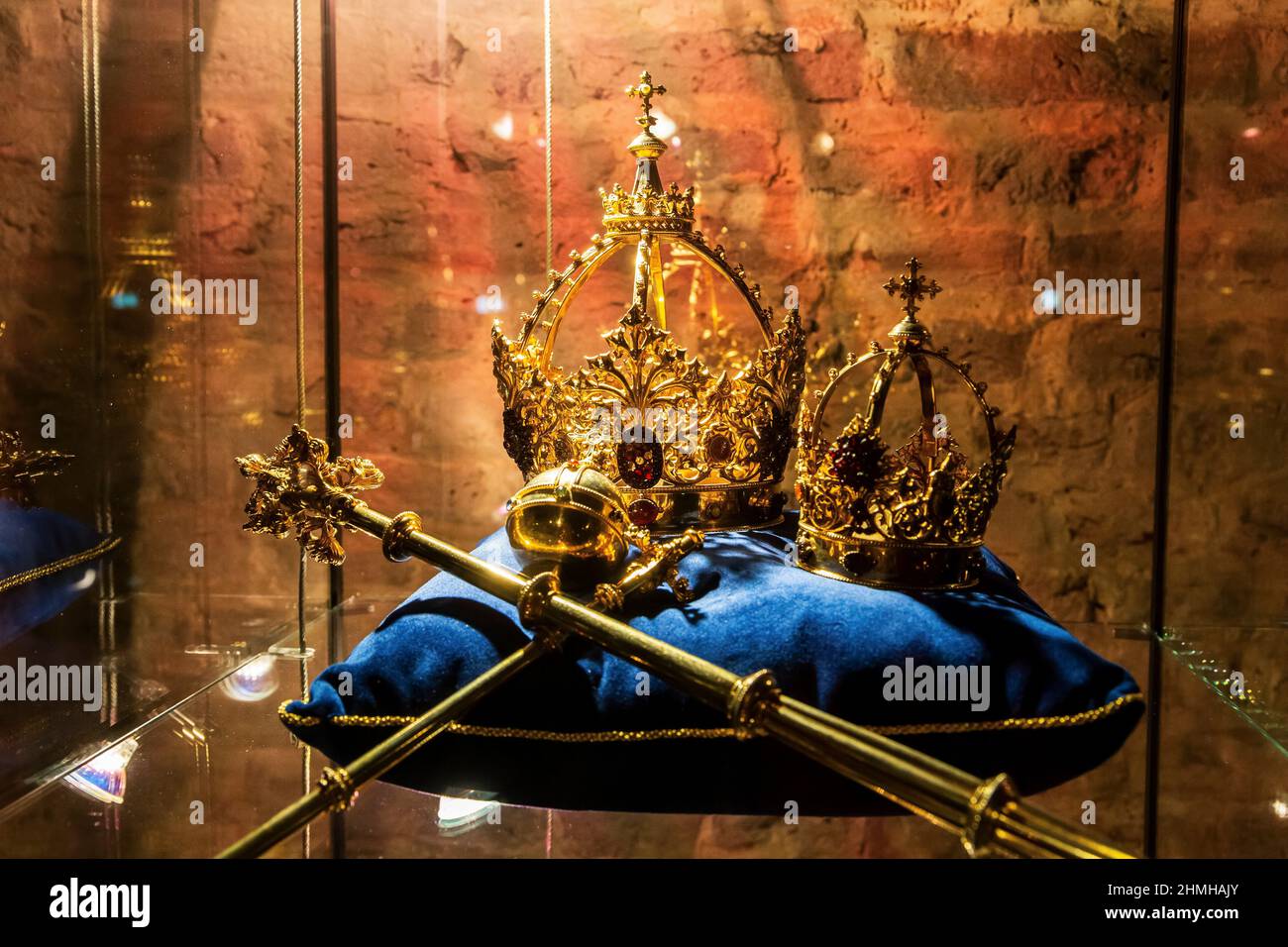 Corone dorate e scettro nel tesoro della cattedrale, Aachen, Renania settentrionale-Vestfalia, Germania Foto Stock