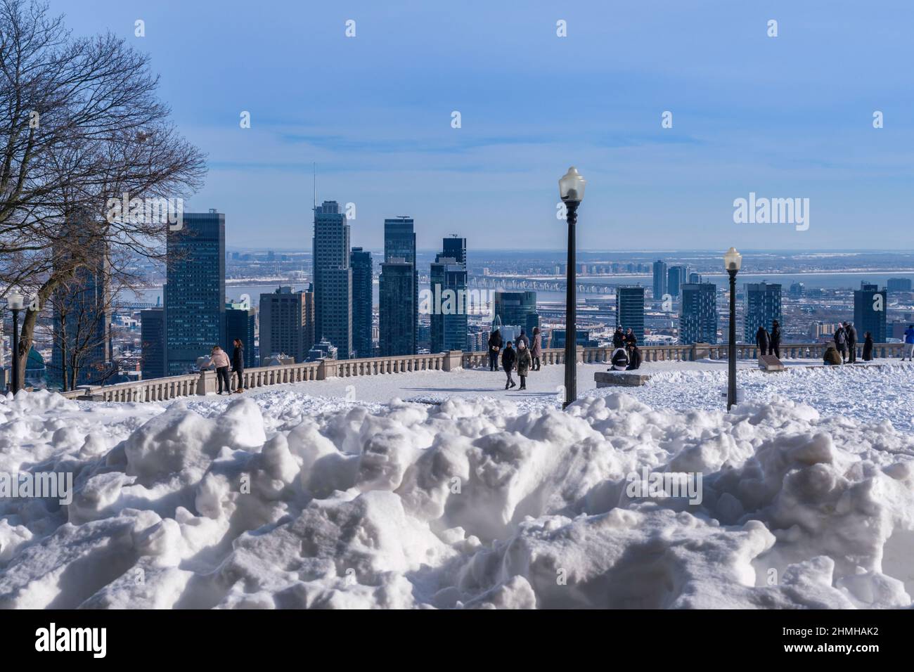 Montreal, Canada - 9 Febbraio 2022: Montreal Skyline e Kondiaronk belvedere in inverno. Foto Stock