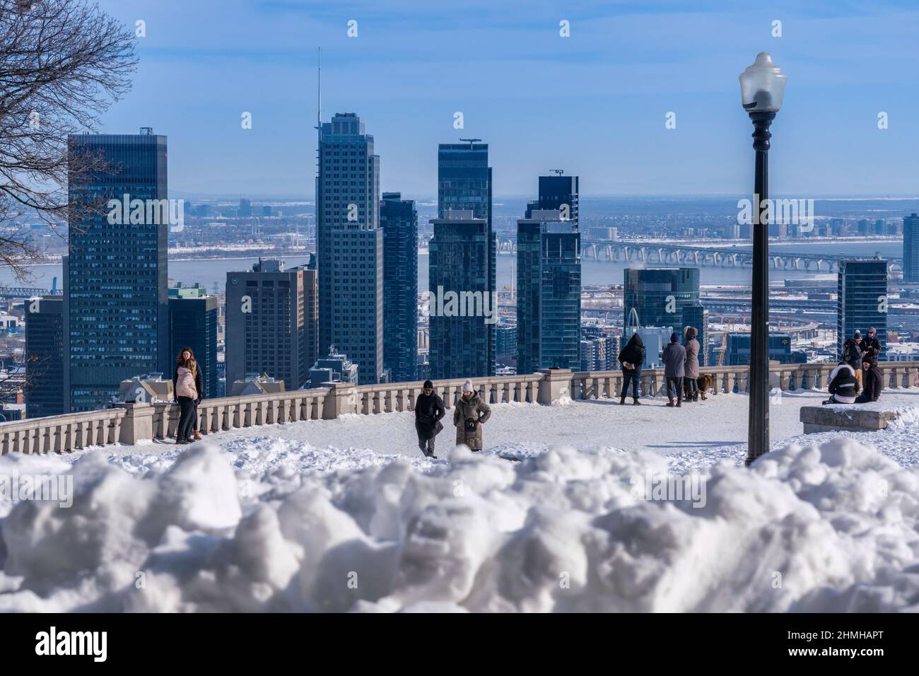 Montreal, Canada - 9 Febbraio 2022: Montreal Skyline e Kondiaronk belvedere in inverno. Foto Stock