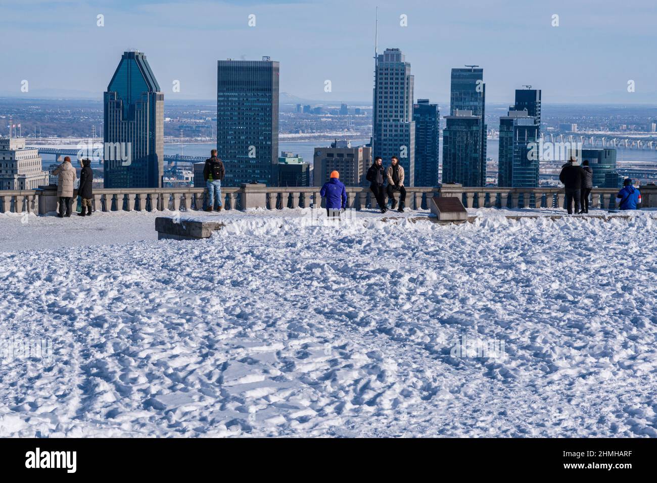 Montreal, Canada - 9 Febbraio 2022: Montreal Skyline e Kondiaronk belvedere in inverno. Foto Stock