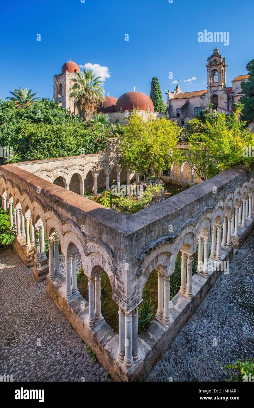 Chiostro e Chiesa di San Giovanni degli Eremiti contro la Chiesa di San Giuseppe Cafasso, Palermo, Sicilia, Italia Foto Stock
