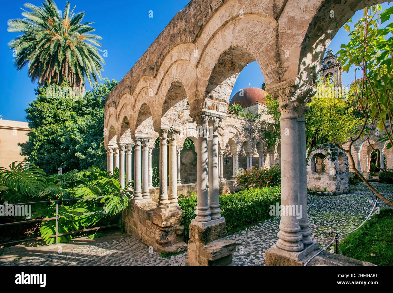 Chiostro e cupola della Chiesa di San Giovanni degli Eremiti, Palermo, Sicilia, Italia Foto Stock