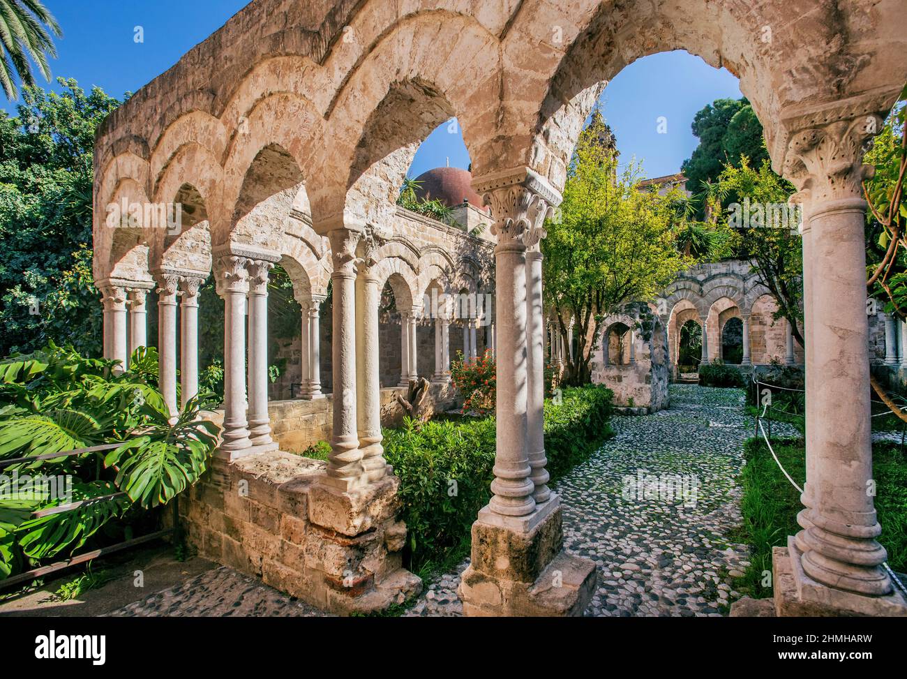 Chiostro e cupola della Chiesa di San Giovanni degli Eremiti, Palermo, Sicilia, Italia Foto Stock