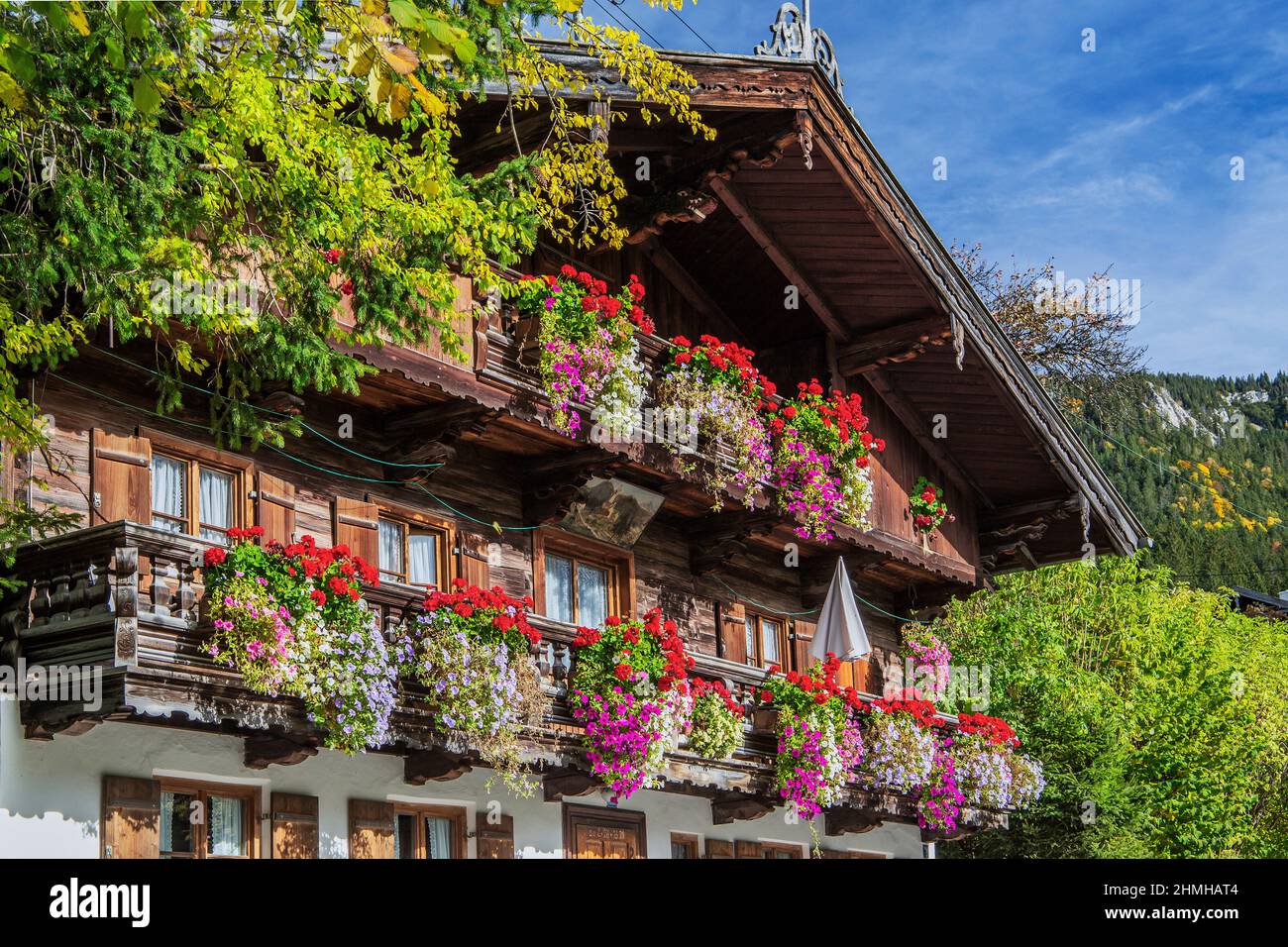 Tipica casa di campagna dell'alta Baviera con fiori a Birkenstein, distretto di Fischbachau, Leitzachtal, alta Baviera, Baviera, Germania Foto Stock