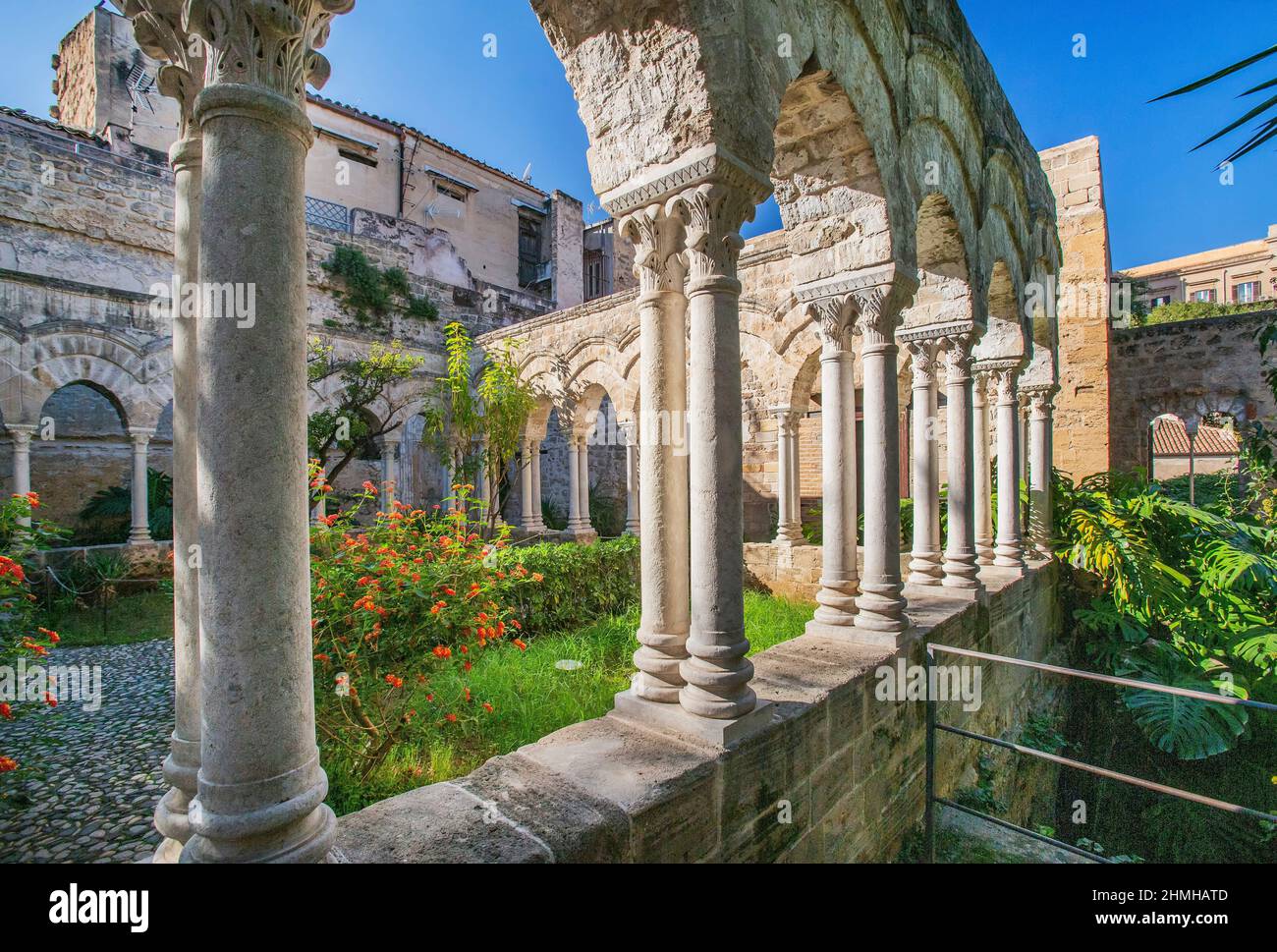 Chiostro della Chiesa di San Giovanni degli Eremiti, Palermo, Sicilia, Italia Foto Stock