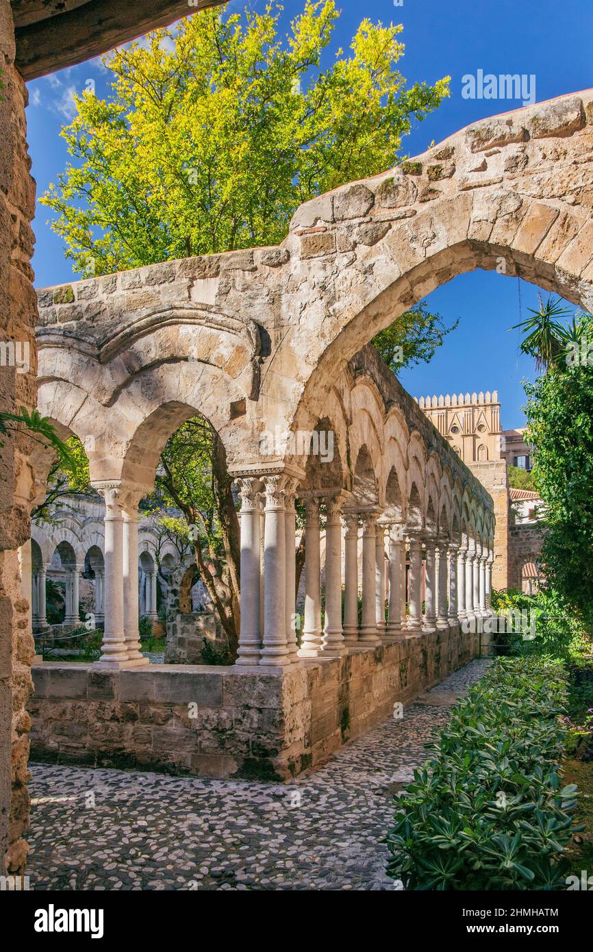 Chiostro della Chiesa di San Giovanni degli Eremiti, Palermo, Sicilia, Italia Foto Stock