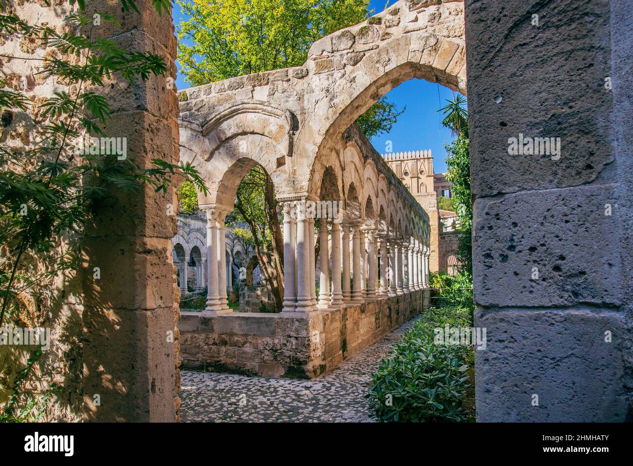 Chiostro della Chiesa di San Giovanni degli Eremiti, Palermo, Sicilia, Italia Foto Stock