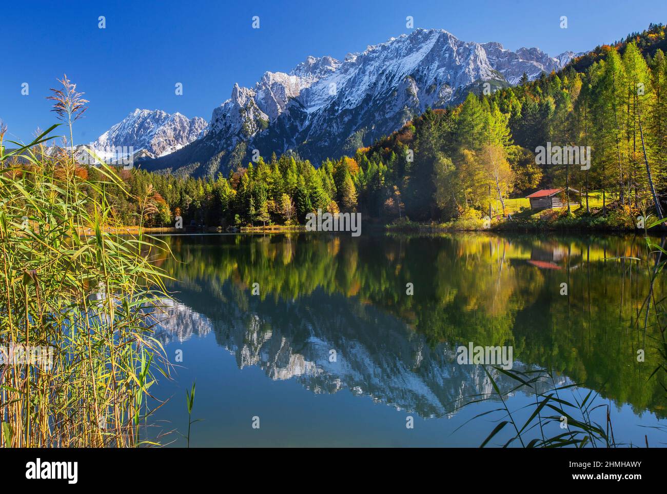 Lautersee contro i monti Karwendel con Vierererspitze 2054m, Mittenwald, Werdenfelser Land, alta Baviera, Baviera, Germania Foto Stock