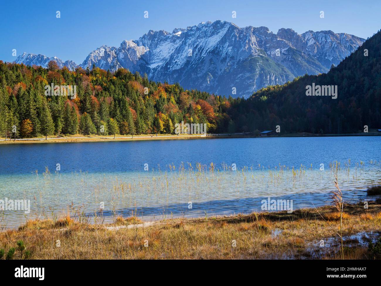 Ferchensee contro i Monti Karwendel, Mittenwald, Loisachtal, Werdenfelser Land, alta Baviera, Baviera, Germania Foto Stock