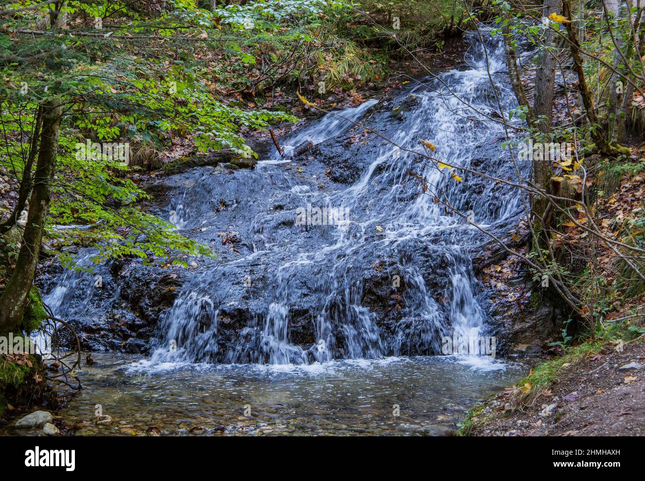 Piccola cascata a Lainbach, Mittenwald, Werdenfelser Land, alta Baviera, Baviera, Germania Foto Stock