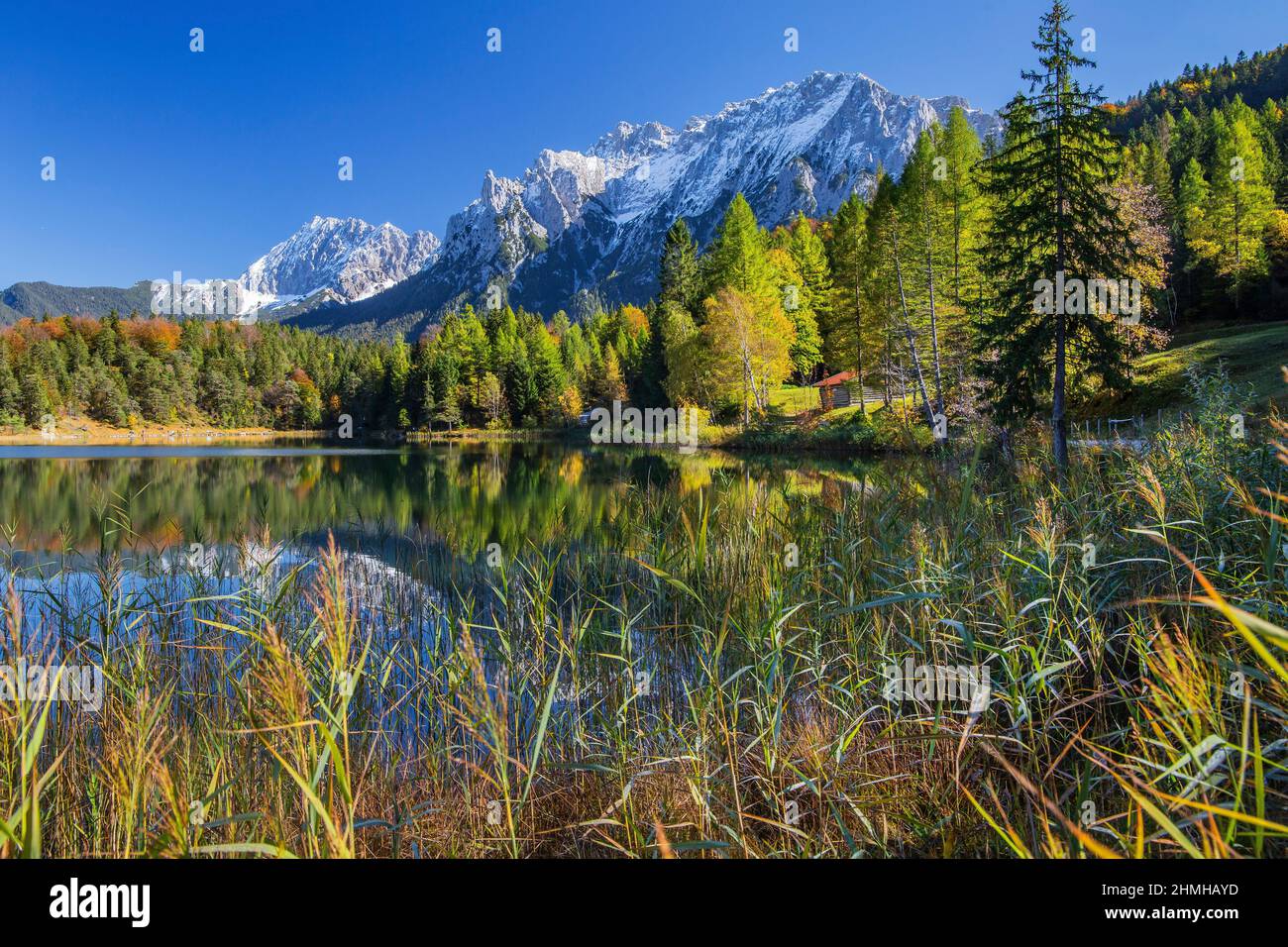 Lautersee contro i monti Karwendel con Vierererspitze 2054m, Mittenwald, Werdenfelser Land, alta Baviera, Baviera, Germania Foto Stock