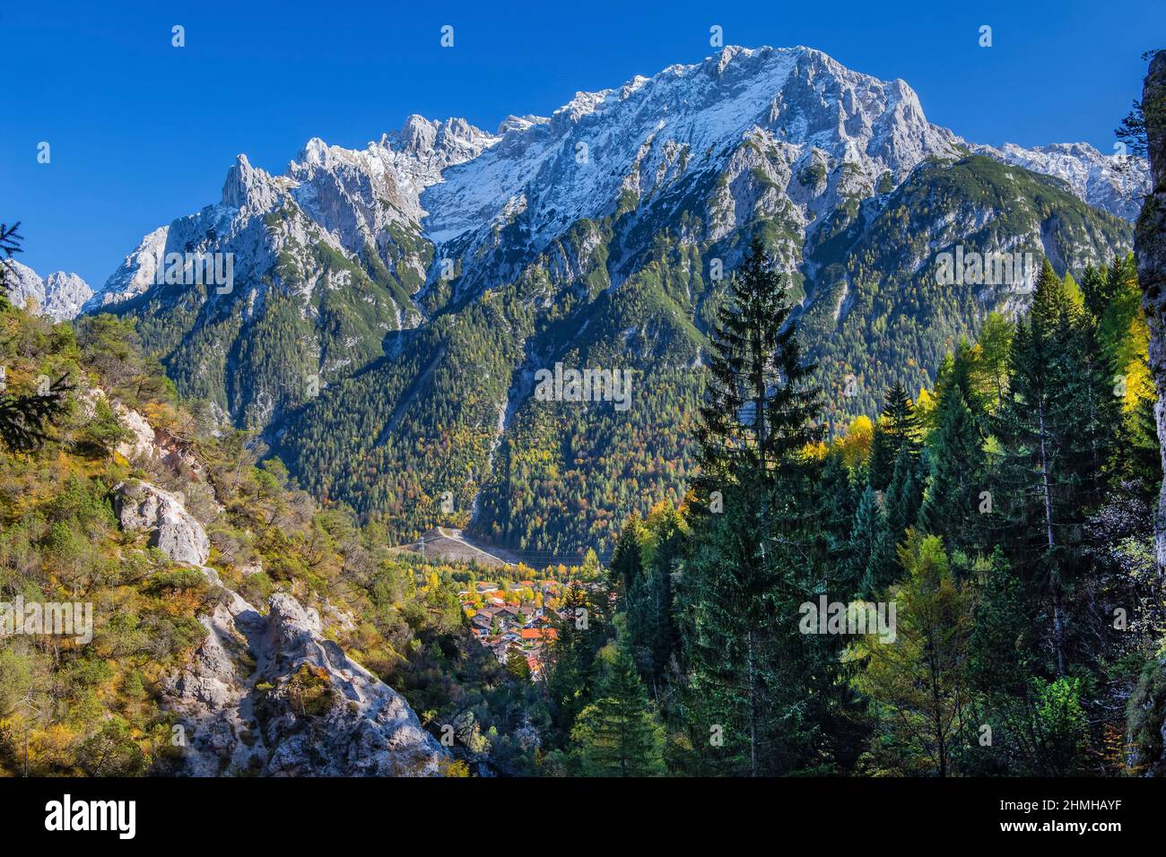 Laimbachtal contro i Monti Karwendel con Viererspitze 2054m, Mittenwald, Werdenfelser Land, alta Baviera, Baviera, Germania Foto Stock