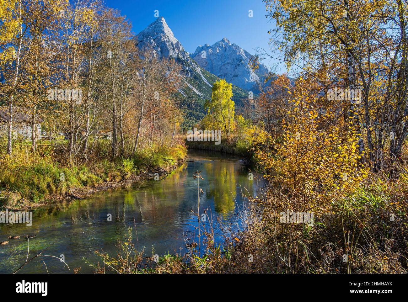 Paesaggio autunnale con un ruscello nel Lermooser Moos contro il Sonnenspitze 2417m nella catena Mieminger, Ehrwald, Loisachtal, Tirolo, Austria Foto Stock