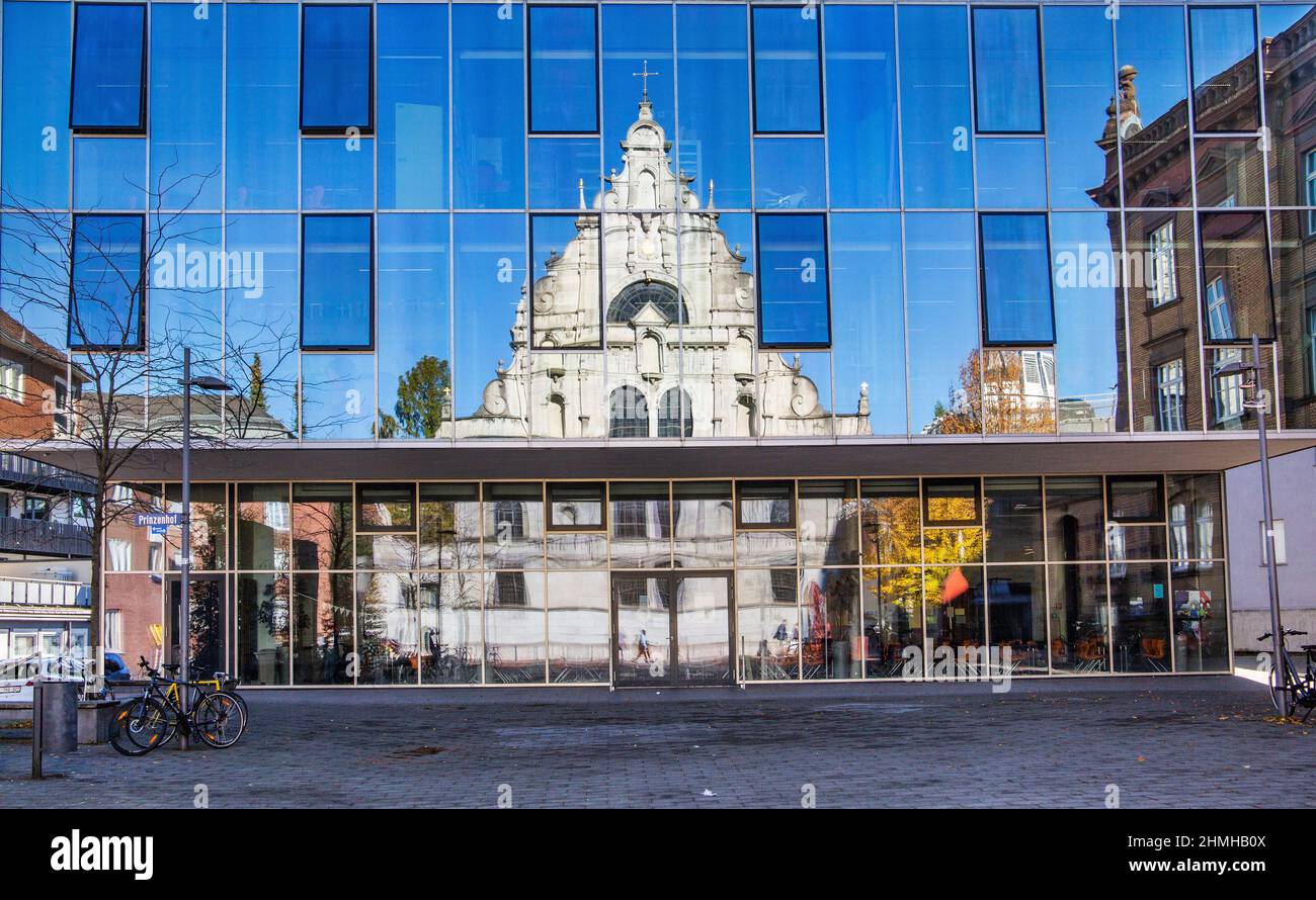 Riflessione della Chiesa greco-ortodossa San Michele / San Dimitrios nella facciata in vetro nella città vecchia, Aachen, Renania settentrionale-Vestfalia, Germania Foto Stock