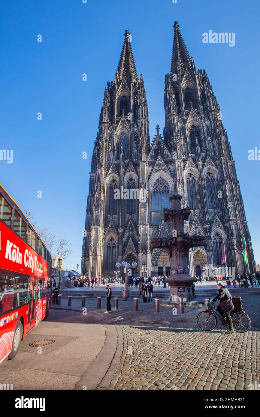 Tour della città in autobus di fronte al portale della cattedrale con le torri, Colonia, Renania settentrionale-Vestfalia, Germania Foto Stock