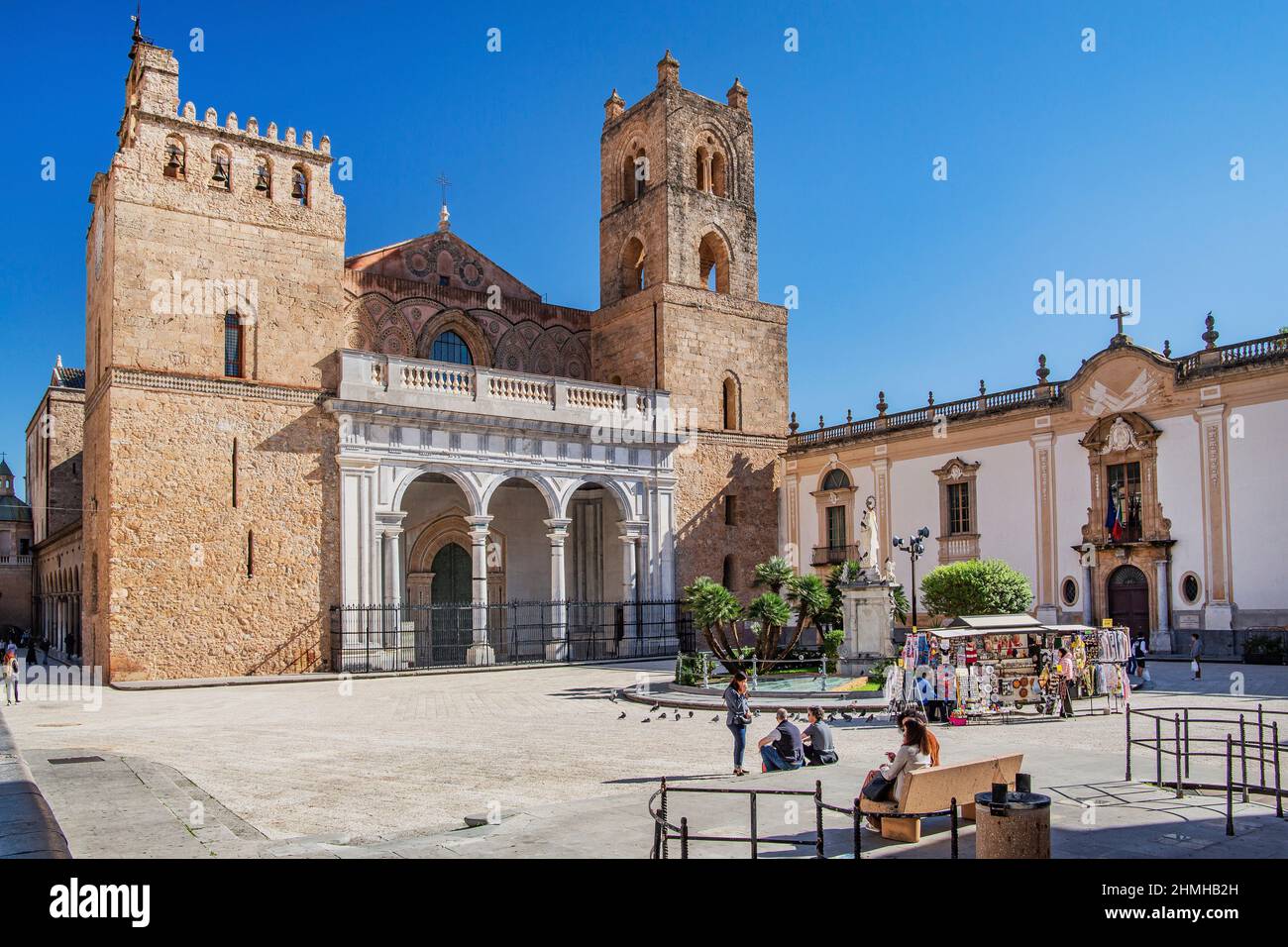 Portale e torri della cattedrale in Piazza Guglielmo II, Monreale, Sicilia, Italia Foto Stock