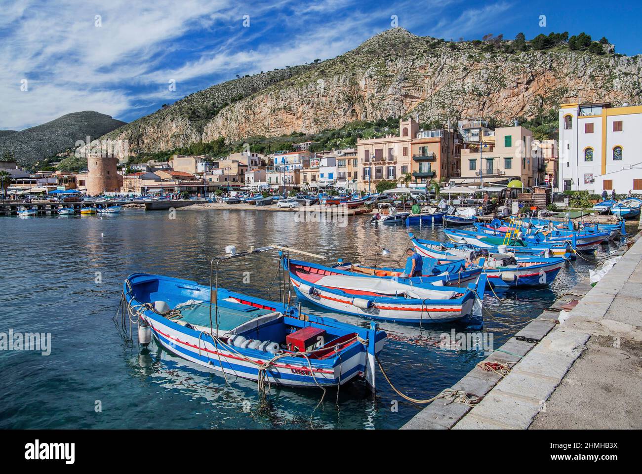 Porto di pesca con barche da pesca nella località balneare di Mondello, Palermo, Sicilia, Italia Foto Stock