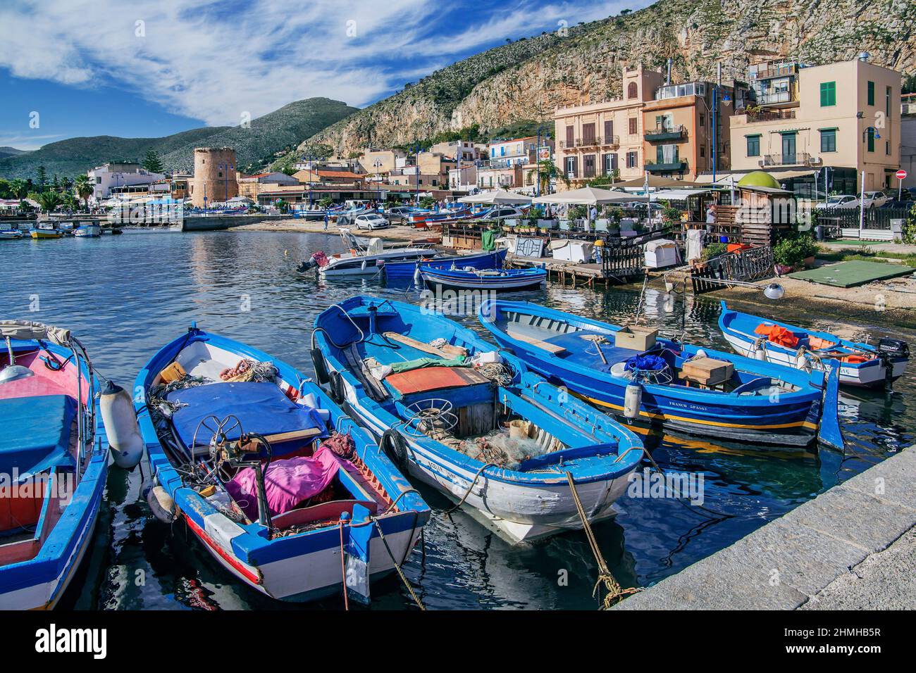 Porto di pesca con barche da pesca nella località balneare di Mondello, Palermo, Sicilia, Italia Foto Stock