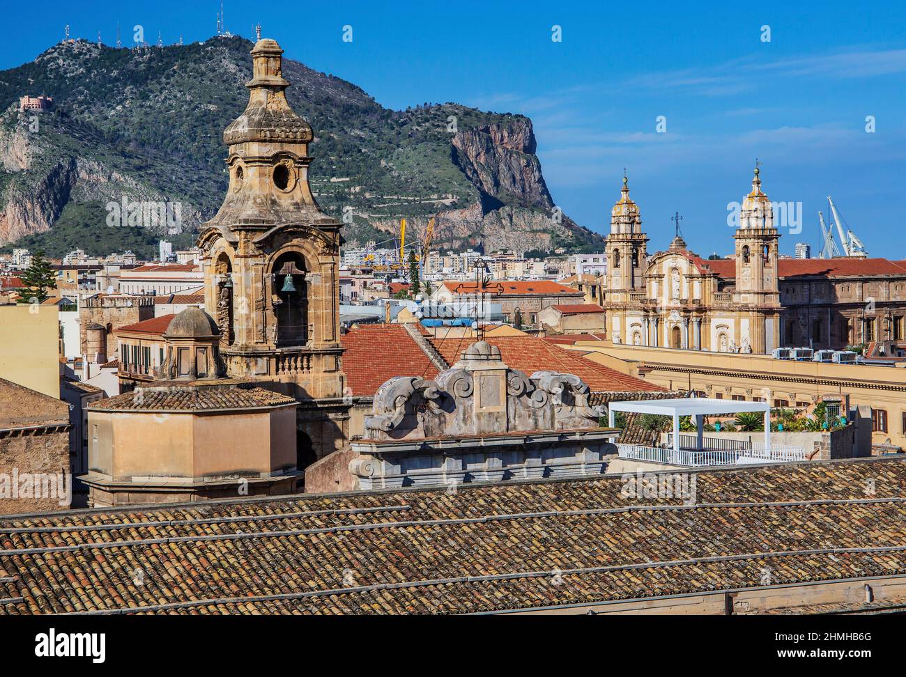 Tetti della città vecchia con torri di chiesa contro Monte Pellegrino, Palermo, Sicilia, Italia Foto Stock