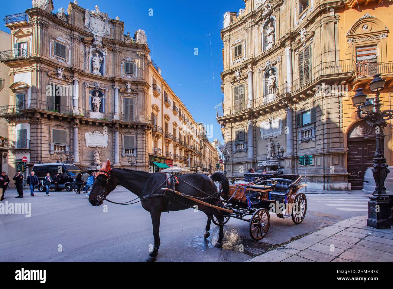 Carrozza trainata da cavalli su Piazza Villena (quattro Canti) con fontana al centro del centro storico, Palermo, Sicilia, Italia Foto Stock