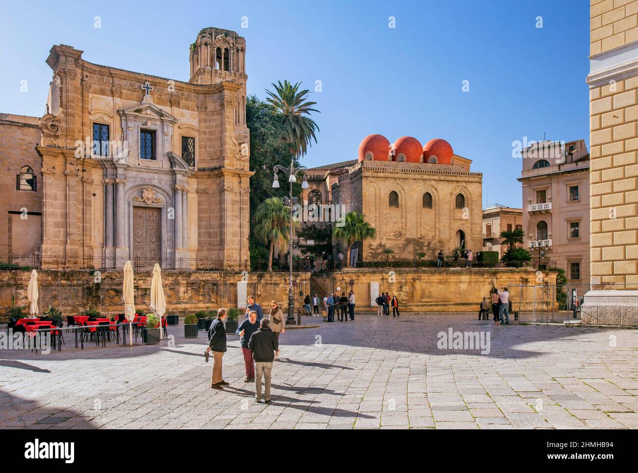 Piazza Bellini con le chiese di Santa Maria dellAmmiraglio e San Cataldo, Palermo, Sicilia, Italia Foto Stock