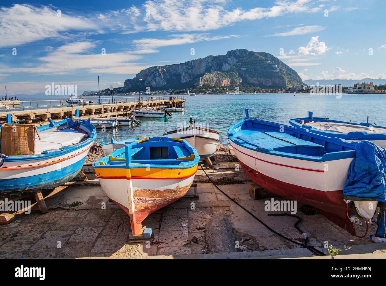 Porto di pesca con barche da pesca contro il Monte Pellegrino nella località balneare di Mondello, comune di Palermo, Sicilia, Italia Foto Stock