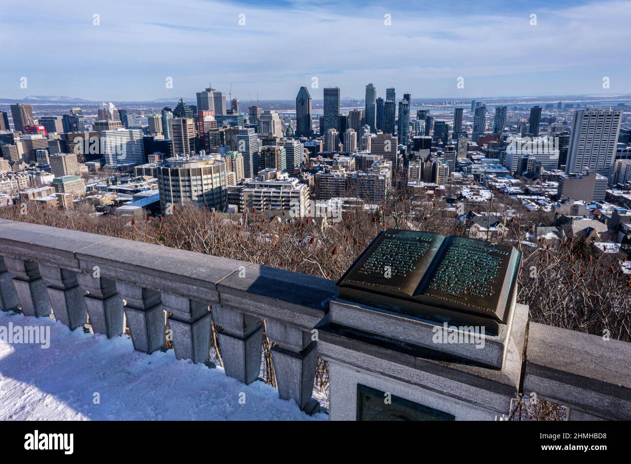 Montreal, CA - 10 Febbraio 2022: Centro di Montreal e targa di Jacques Cartier situato sulla cima del Mont Royal, in inverno. Foto Stock