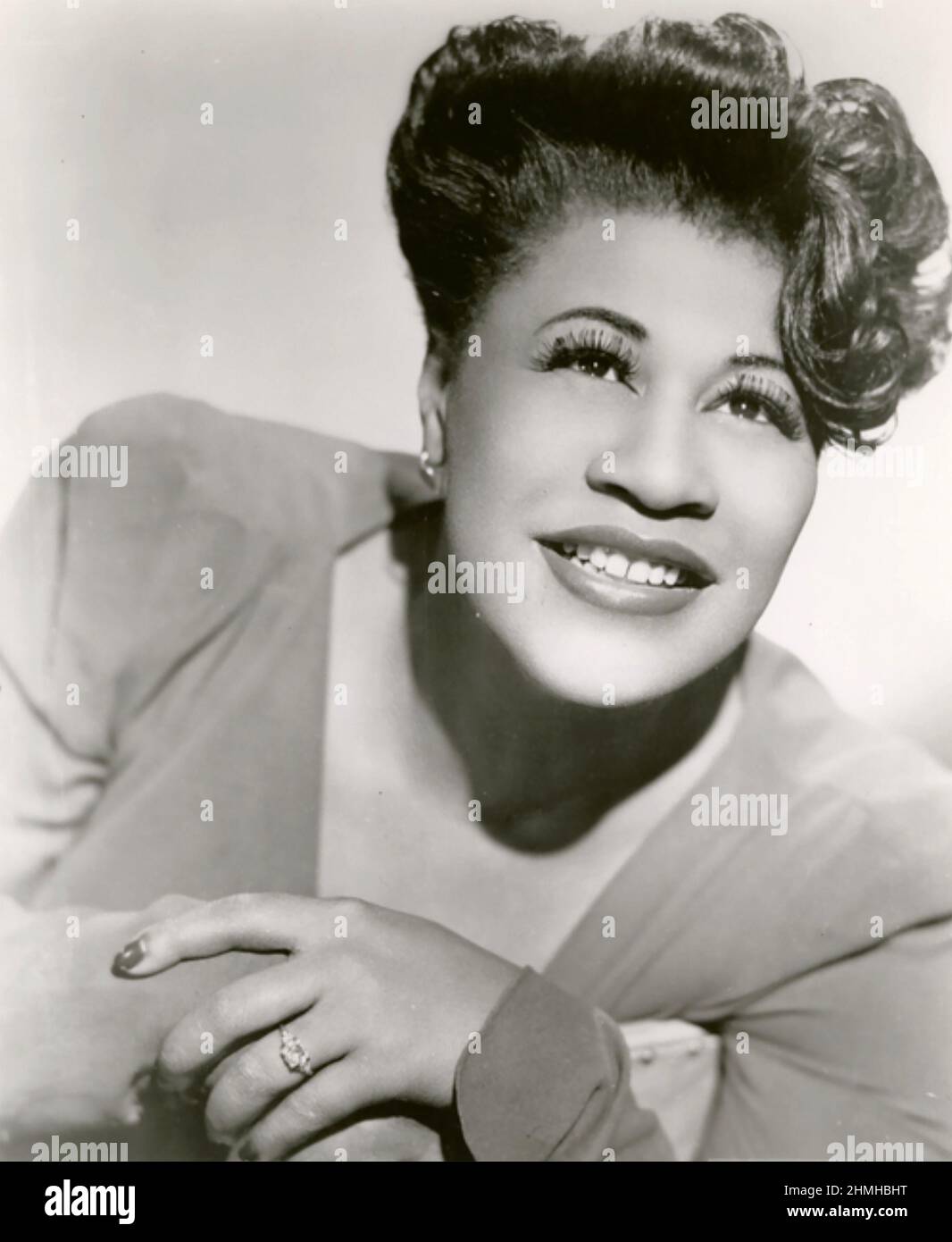 ELLA FITZGERALD (1917-1996) Foto promozionale del cantante jazz americano circa 1945 Foto Stock