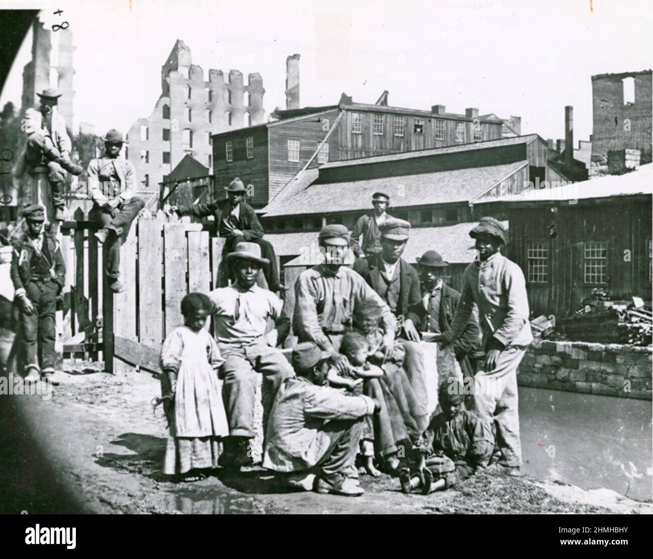 SCHIAVITÙ Un gruppo di schiavi americani liberati posa da un canale a Richmond, Virginia nel 1865 Foto Stock
