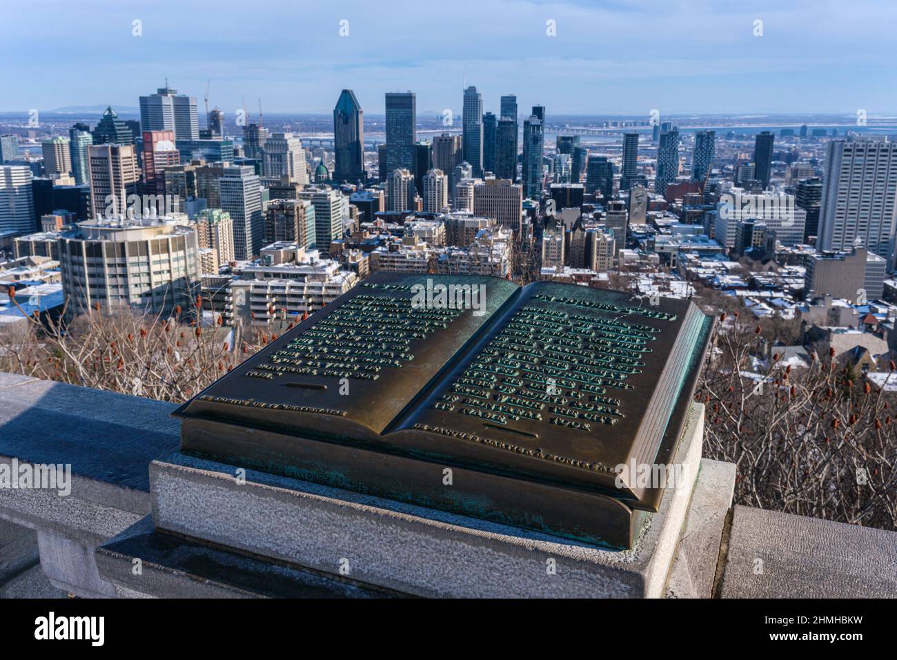 Montreal, CA - 10 Febbraio 2022: Centro di Montreal e targa di Jacques Cartier situato sulla cima del Mont Royal, in inverno. Foto Stock