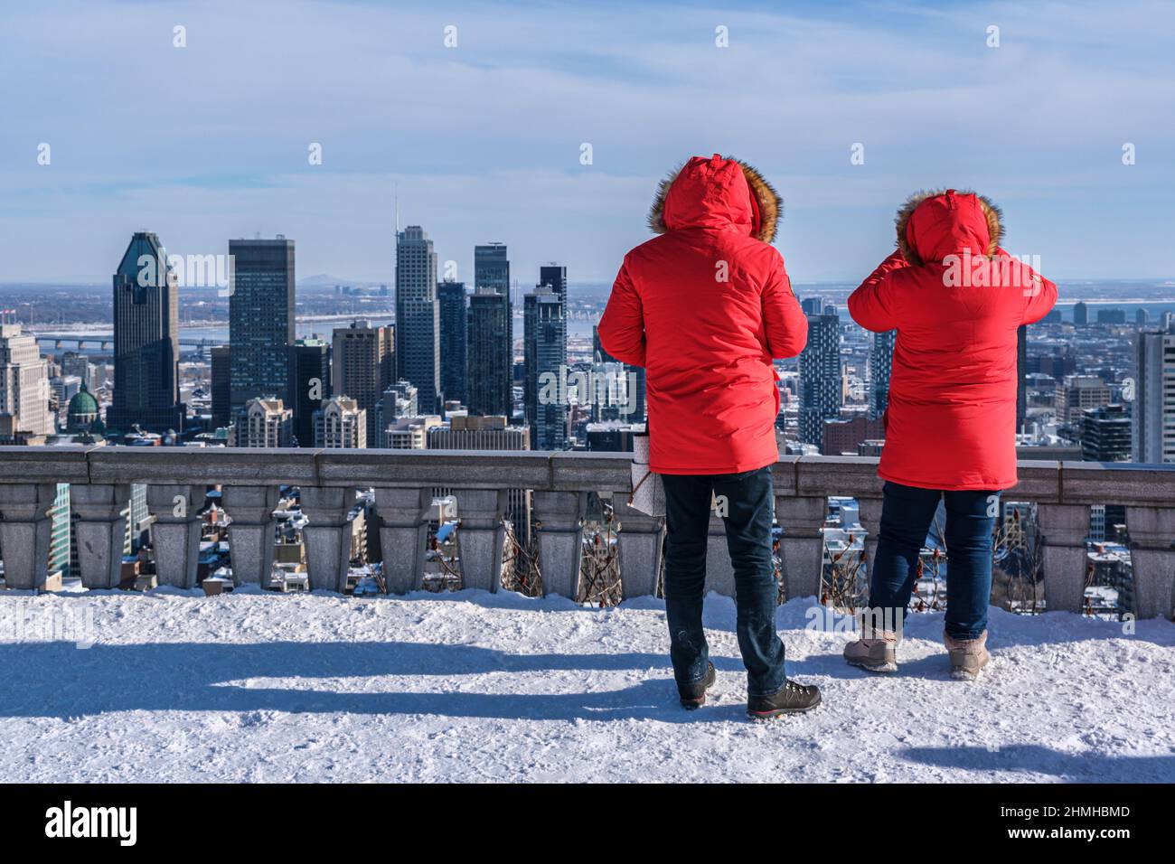 Montreal, Canada - 9 Febbraio 2022: Persone che guardano lo skyline di Montreal da Kondiaronk belvedere in inverno Foto Stock