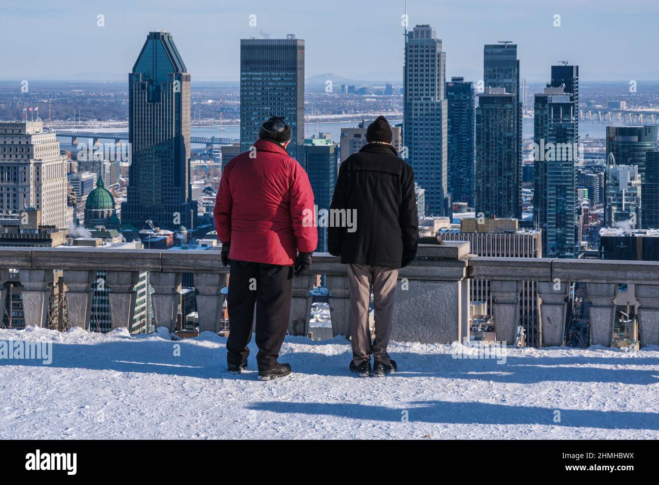 Montreal, Canada - 9 Febbraio 2022: Persone che guardano lo skyline di Montreal da Kondiaronk belvedere in inverno Foto Stock