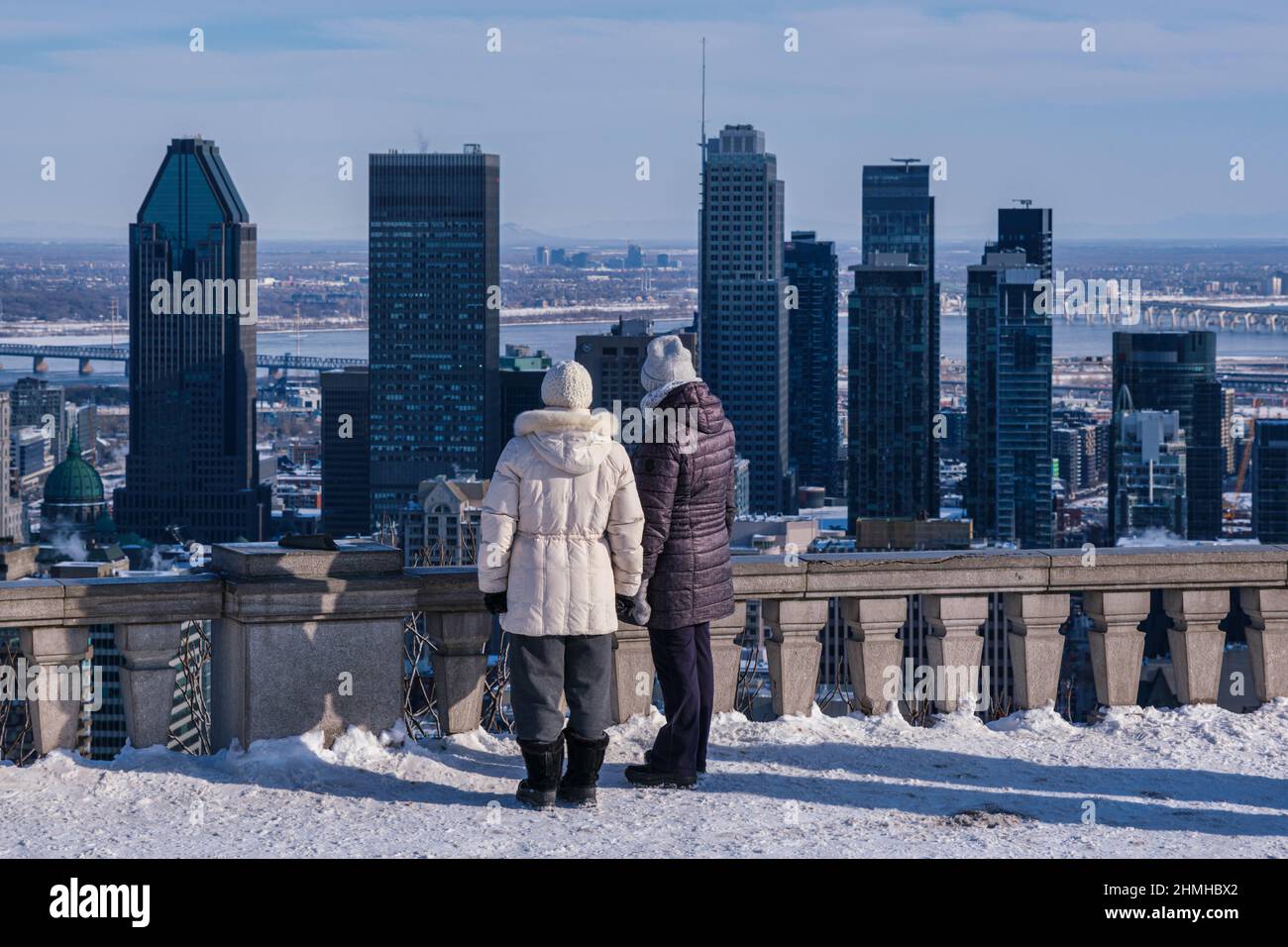 Montreal, Canada - 9 Febbraio 2022: Persone che guardano lo skyline di Montreal da Kondiaronk belvedere in inverno Foto Stock
