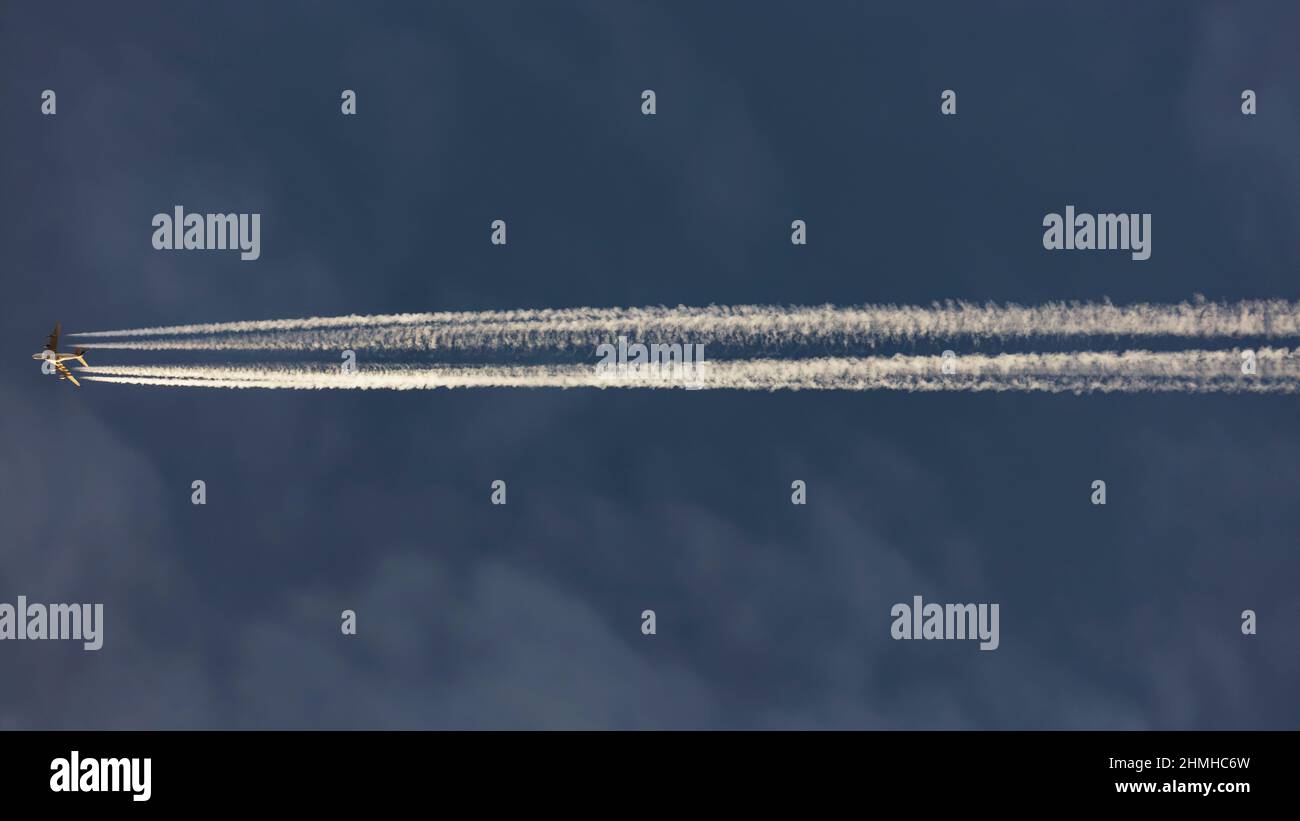Contrails, aeroplano nel cielo Foto Stock