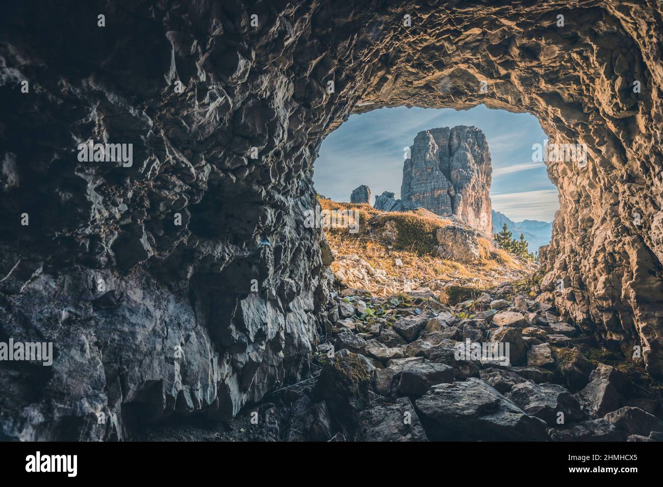 Europa, Italia, Veneto, provincia di Belluno, le cinque Torri viste da una grotta di guerra, Dolomiti Foto Stock