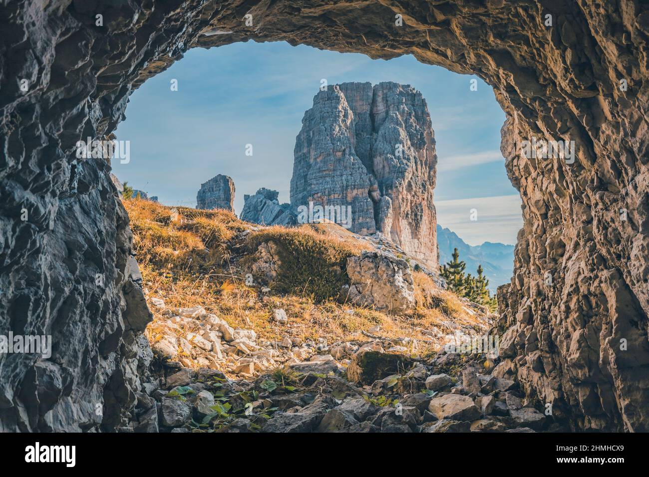 Europa, Italia, Veneto, provincia di Belluno, le cinque Torri viste da una grotta di guerra, Dolomiti Foto Stock