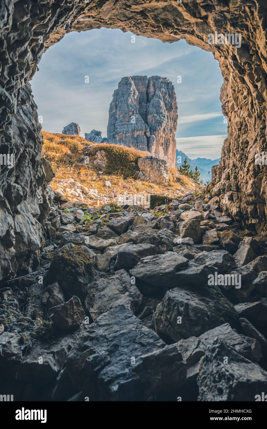 Europa, Italia, Veneto, provincia di Belluno, le cinque Torri viste da una grotta di guerra, Dolomiti Foto Stock