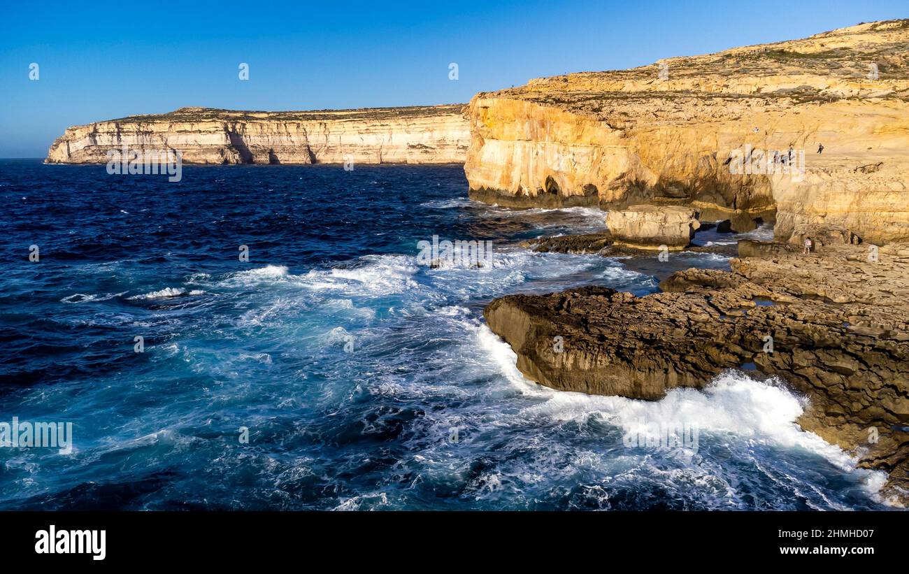Fino a pochi anni fa, qui sorgeva la finestra Azure, un imponente arco di roccia nel mare. In molti luoghi, il surf carve fuori grotte, creando nuovi archi nel tempo. Foto Stock