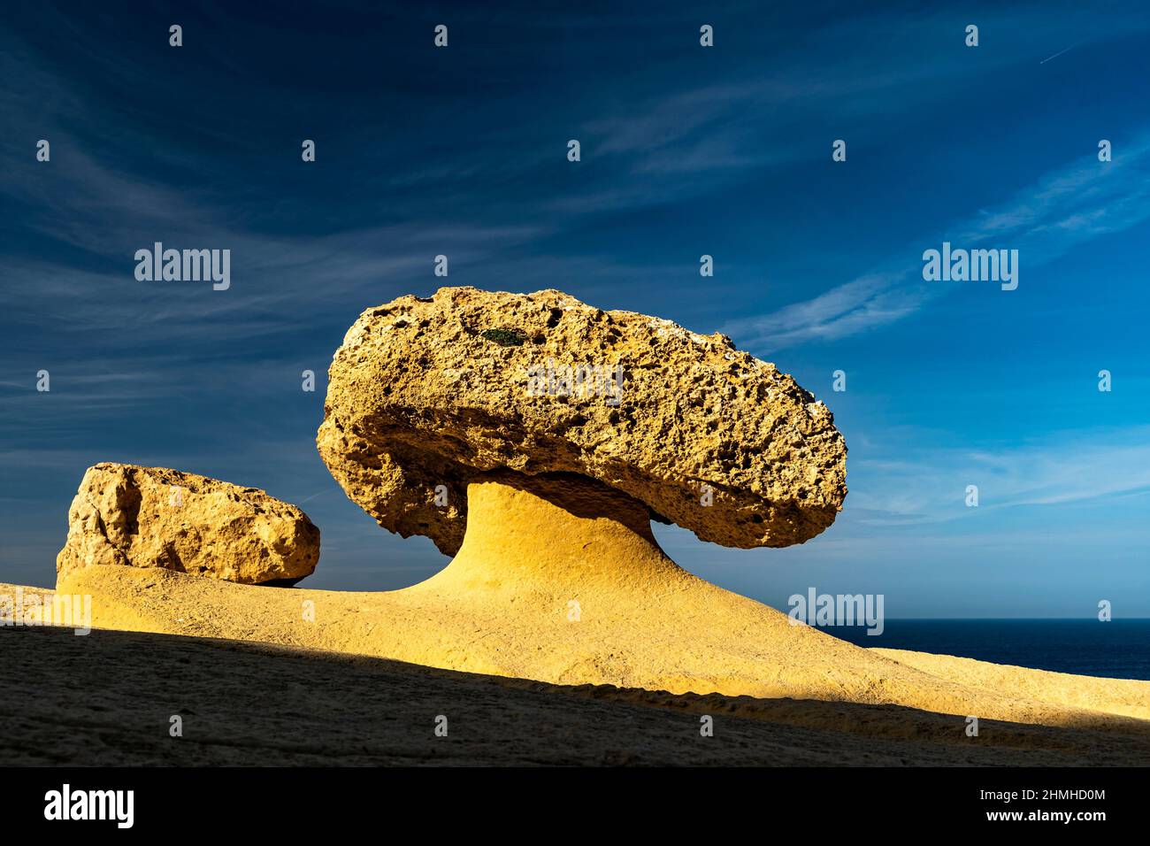 La roccia dei funghi si formò sulla costa nord-occidentale di Gozo come risultato della costante abrasione dei grani di sabbia e del vento. Foto Stock