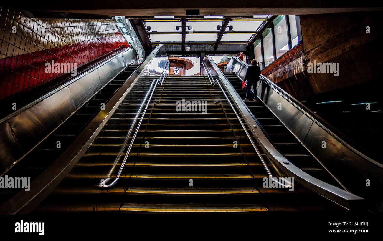 Cambridge, Massachusetts, USA - 8 febbraio 2022: Ammira le scale e le scale mobili che escono dalla stazione MBTA di Harvard Square. Foto Stock