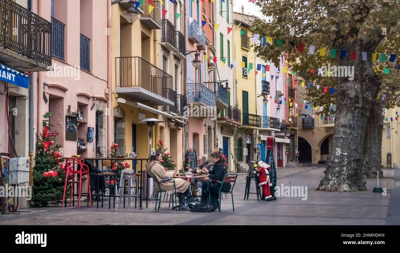 Caffè in Place de la Republique a Collioure in inverno. Foto Stock