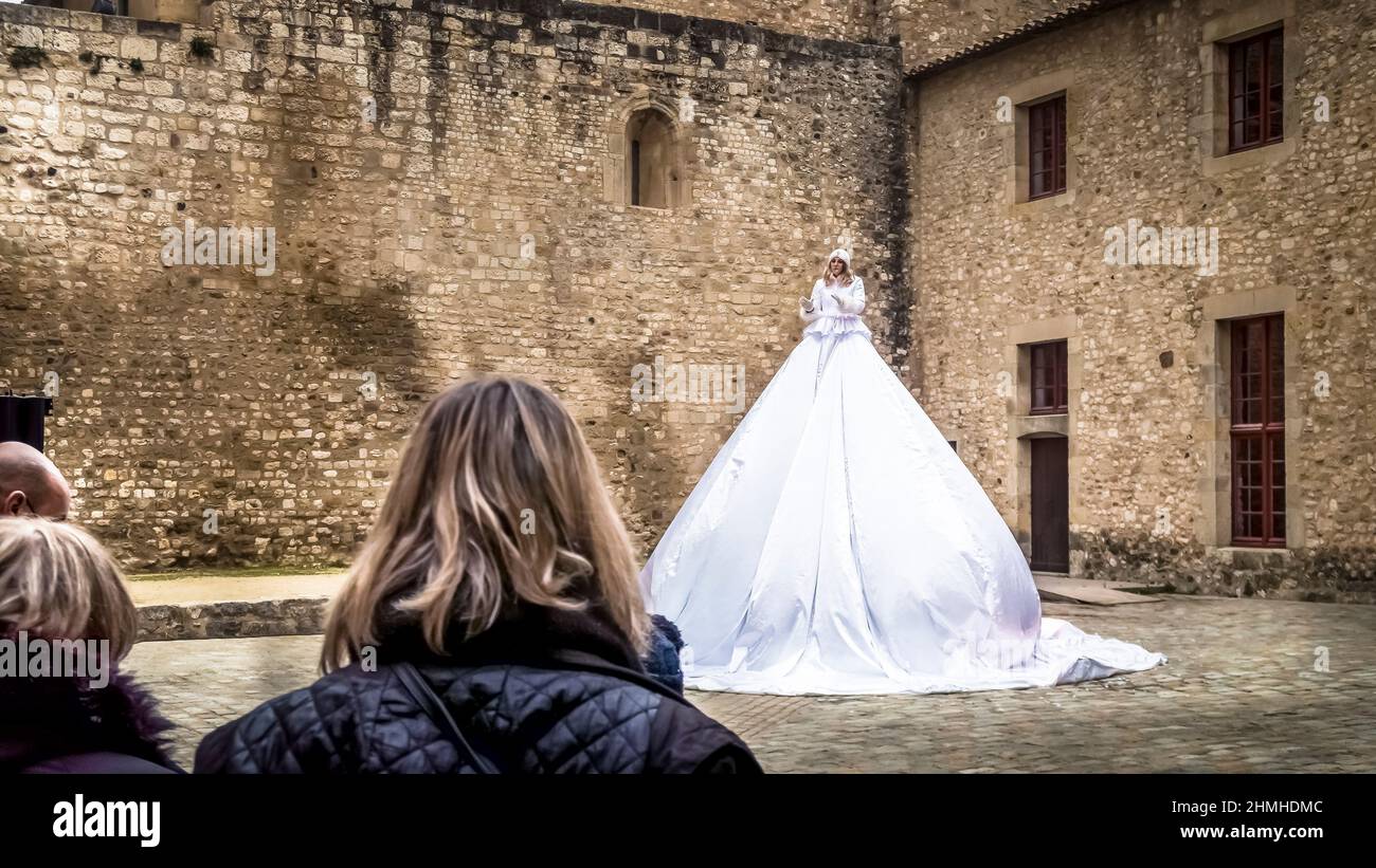 Cantante nel cour de la Madeleine nel Palais des Archevêques di Narbonne. Monumento historique. Foto Stock