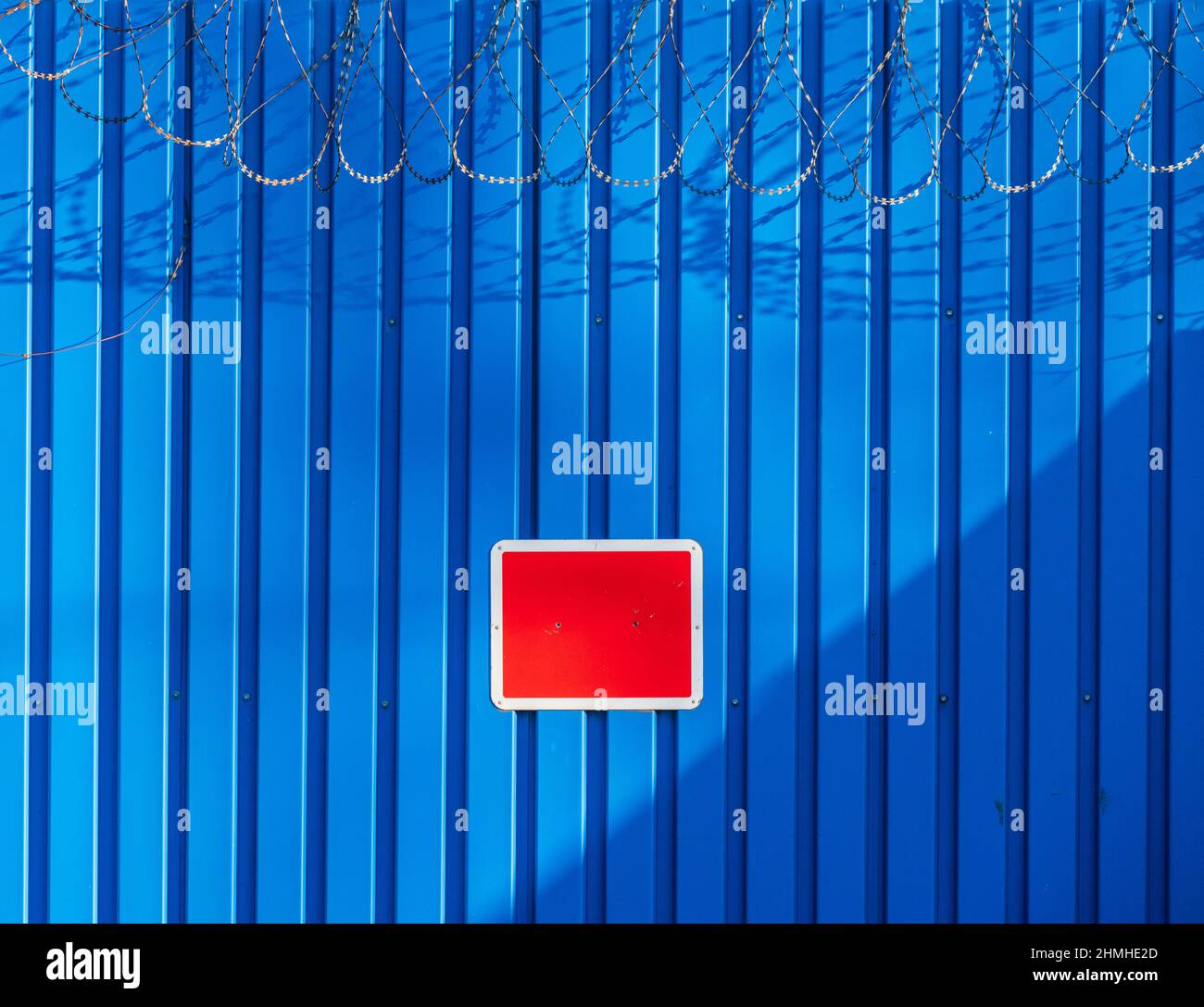 Rettangolo rosso, recinzione blu, porto di Duisburg, filo spinato, ombra Foto Stock