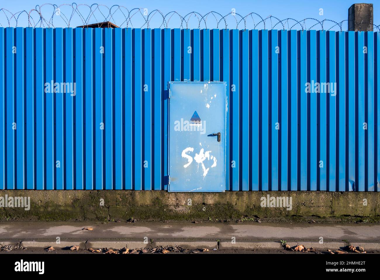 Porta, filo spinato, recinzione blu, porto di Duisburg, Foto Stock