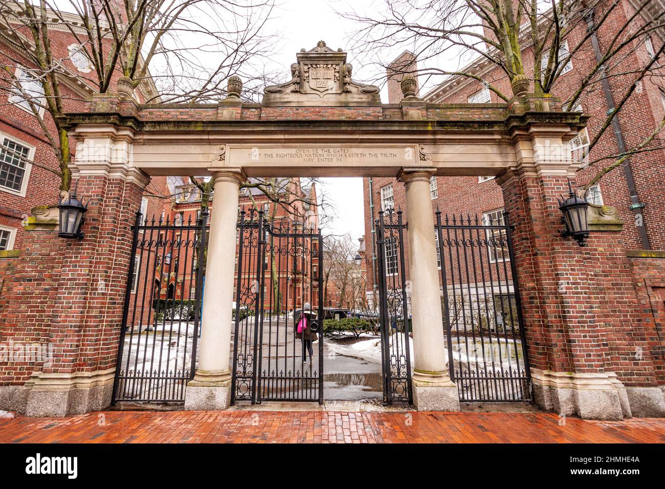 Cambridge, Massachusetts, USA - 8 febbraio 2022: La Class of 1875 Gate è un ingresso ad Harvard Yard da Massachusetts Avenue in Harvard Square. Foto Stock