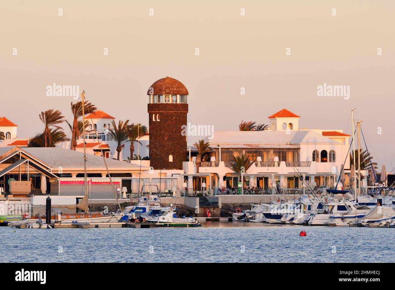 Marina con faro al tramonto, Caleta de Fuste, Fuerteventura, Isole Canarie, Spagna Foto Stock