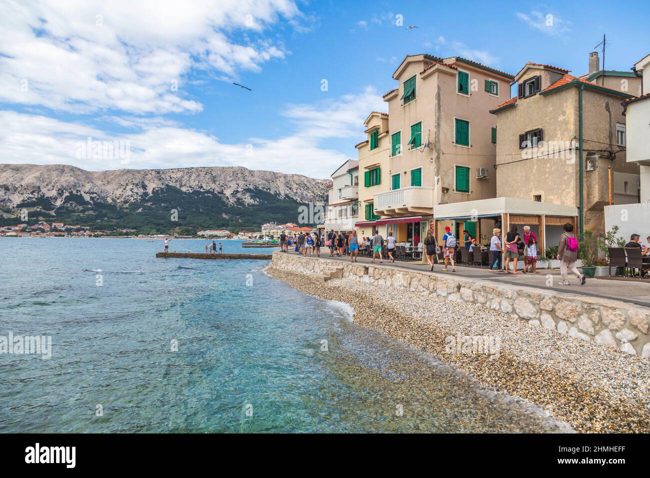 Croazia, baia di Kvarner, costa adriatica, isola di Krk, vista sulla località turistica di Baska, vista sul porto turistico Foto Stock Croazia, baia di Kvarner, costa adriatica, isola di Krk, vista sulla località turistica di Baska, vista sul porto turistico Foto Stock